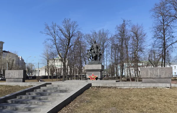 Пам'ятник воїнам, які захищали мир і свободу у боротьбі проти фашизму на Катерининій площі — стокове фото