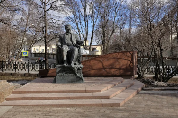 Yauza Bulvarı'nda Dağıstanlı şair Resul Gamzatov Anıtı, tarihi