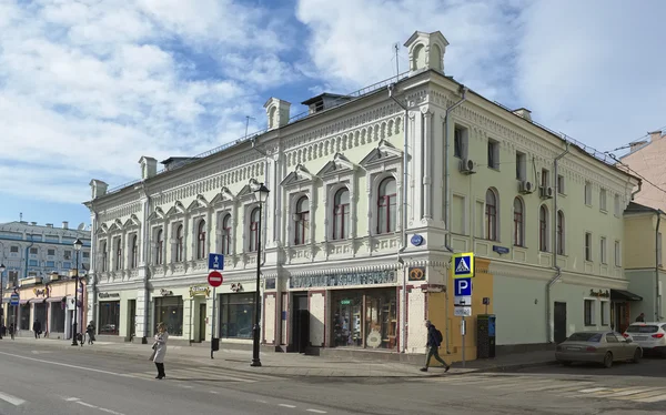 Lakóépület (bázisa a szárny városi birtok), 1871, építész V. Barkov, a kulturális örökség tárgya, Pokrovka Str., ház 1/13/6, Building 2, mérföldkő — Stock Fotó