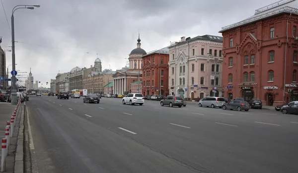 Utcai új tér, nézet a templom a Szent János evangélista alatt Elm (1825-1837), és az épület a moszkvai kereskedelmi társaság (1882), Landmark — Stock Fotó