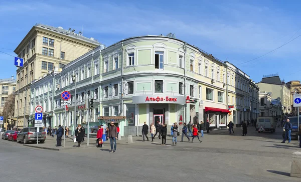Casa histórica de la vivienda, el antiguo edificio del hotel y restaurante "Yar" francés Tranquille Yar (1826), Calle Neglinnaya, 10 / 9, vista desde la calle el puente de Kuznetsk en la entrada de "Alfa Bank " — Foto de Stock