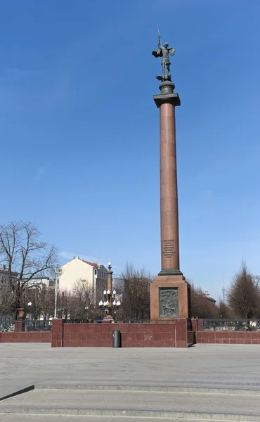 기념물 "법과 질서의 군인에게 감사 러시아, 의무의 라인에서 사망", Trubnaya 광장에 장착, 랜드 마크 — 스톡 사진