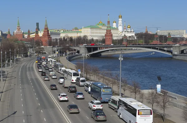 View on Prechistenskaya waterfront, Big Stone Bridge and Moscow Kremlin. Panorama of the city — Stock Photo, Image