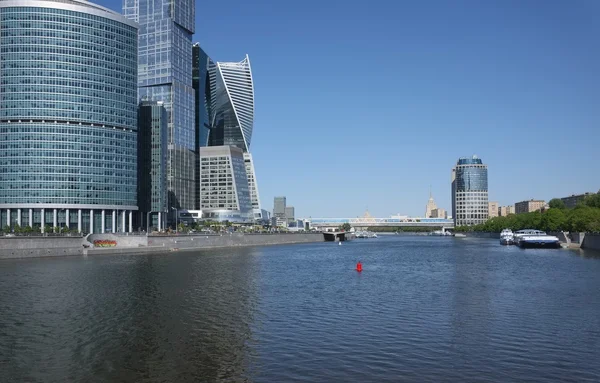 Θέα των υψηλόβαθων Πυργών της Μόσχας Διεθνές Επιχειρηματικό κέντρο (Μόσχα-πόλη) και γέφυρα Μπαγκτάζ — Φωτογραφία Αρχείου