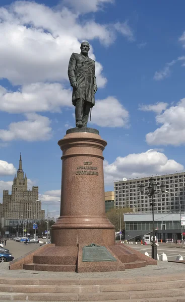 Monumento estadista y reformador del Imperio ruso Piotr Stolypin, establecido en 2012 en la Casa del Gobierno ruso — Foto de Stock