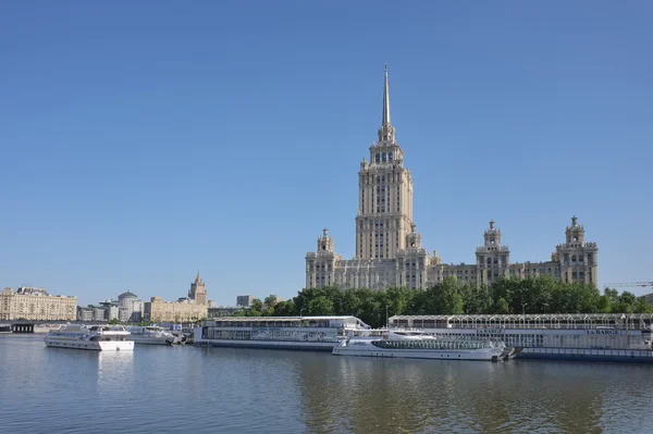 Widok na hotel, Ukraina i molo Tarasa Szewczenki rzekę Moskwę, punkt orientacyjny, gród — Zdjęcie stockowe