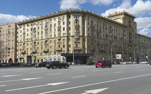 A paisagem urbana. Apartamento casa, construído em 1950, Praça Smolenskaya-Sennaya, 23 / 25, vista da Smolensky Boulevard — Fotografia de Stock