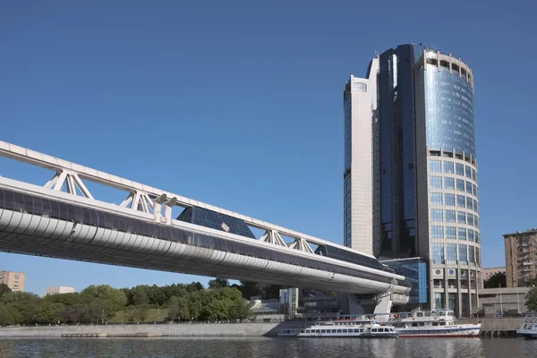 View of the bridge Bagration, a marina, and Tower 2000 Moscow International Business Center — Stock Photo, Image