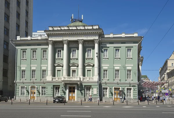 Вид на будинок союзи або почесні збірки в м. Москва, вул. Велика Дмитрівка вулиці, 1, побудований у класичному стилі 18-го століття, архітектурний пам'ятник — стокове фото