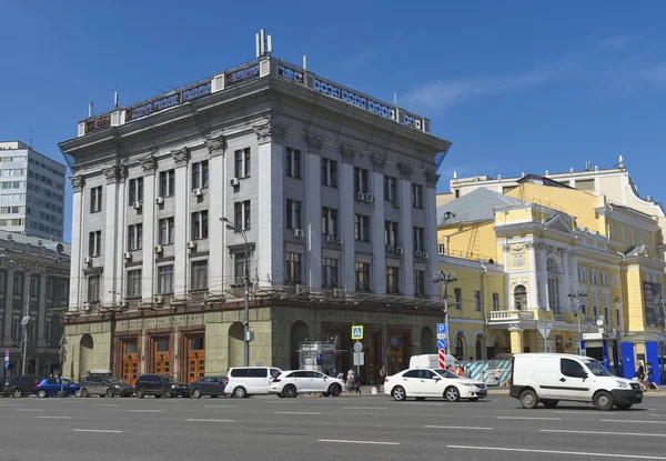 Okhotny Ryad Street, una vista de la casa del siglo 19, reconstruida en 1935 para el vestíbulo de la estación de metro de Moscú "Okhotny Ryad " —  Fotos de Stock