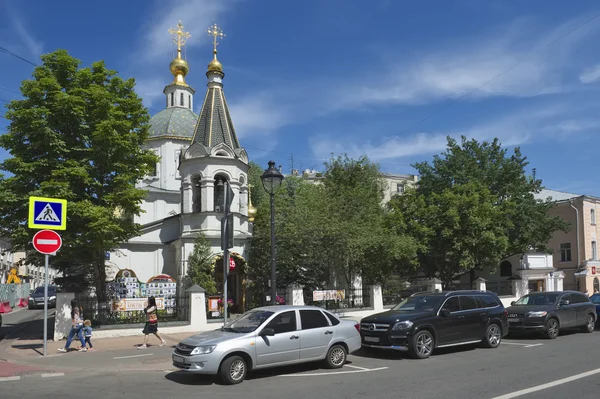 Stad landschap. Weergave van de kerk van de Hemelvaart, Bolshaya Nikitskaya Street, 18, Landmark, gerestaureerd in 1739 — Stockfoto