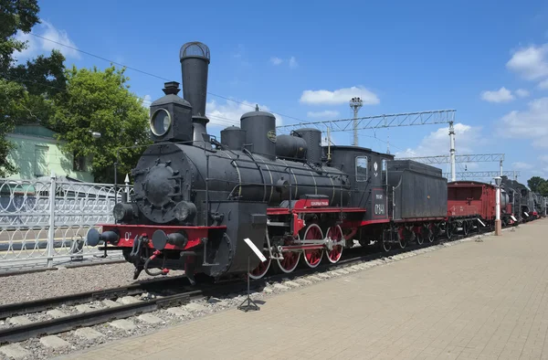 Museo del Transporte Ferroviario del ferrocarril de Moscú, locomotora Ov 841, primera locomotora de vapor, se ha convertido en la locomotora principal en el parque de los ferrocarriles rusos, 1903 — Foto de Stock