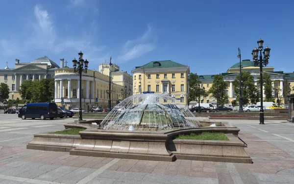 Fuente en la plaza Manezhnaya, una vista de la Universidad Estatal de Moscú lleva el nombre de Lomonosov, paisaje urbano — Foto de Stock