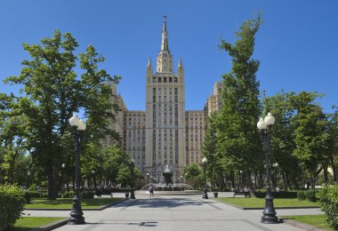 Kudrinskaya Meydanı bina bilinen Stalinist gökdelenler birini görüntülemek