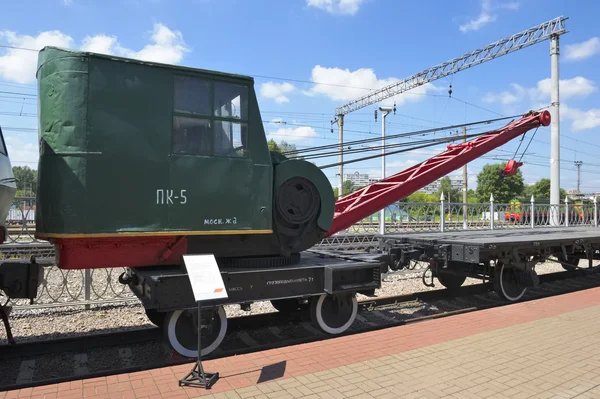 Μουσείο σιδηροδρομικών μεταφορών του σιδηροδρόμου της Μόσχας, ο γερανός PK-5 είναι σχεδιασμένος για την ανύψωση και μετακίνηση χωριστών φορτίων και χύδην υλικών, χωρητικότητας 5 τόνων, οικοδομήθηκε το 1950 — Φωτογραφία Αρχείου