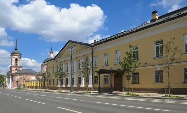 맨션 키리예프스키-모로조바-카르포프, 볼샤야 오르딘카, 41, 1817-1821년, 현재 건물에 위치한 국립 기업 개혁 연구소 — 스톡 사진
