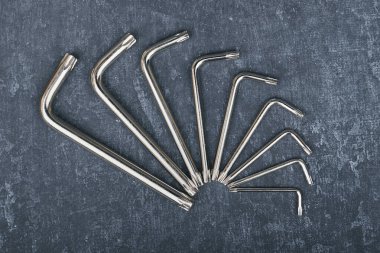 Gri arkaplanda yıldız ucu tuşları, yarım daire şeklinde yayılır