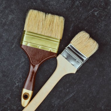 Gri arkaplanda boya fırçaları, yakın plan, üst görünüm