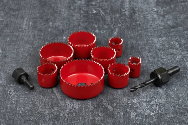 Tahtadan yapılmış testere başlıkları, kırmızı renkler, yakın çekim, keskinlik derinliği