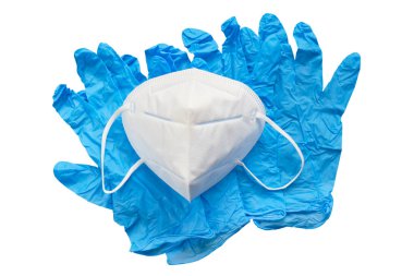 Mavi cerrahi eldiven ve tıbbi maske beyaz arka planda izole edilmiş.
