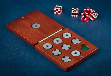 Tahta kutuda ve zarlarda Tic Tac Toe, oyunlar ve eğlence konsepti, sığ alan derinliği