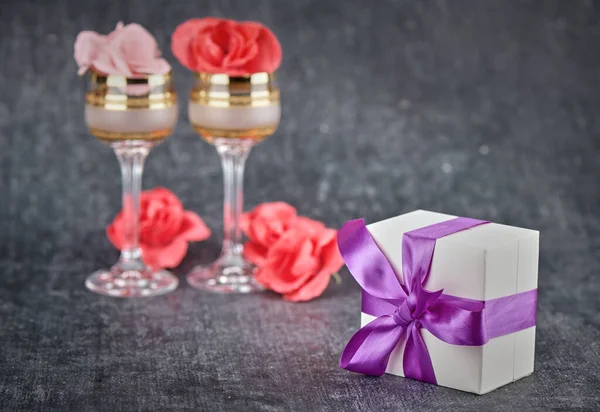 White Gift Box Purple Ribbon Glasses Roses Gray Background — Stock Photo, Image
