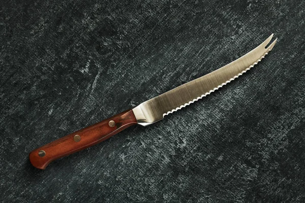 Gri grunge arka planda özel aşçılar mutfak domates bıçağı, yakın plan, üst manzara.