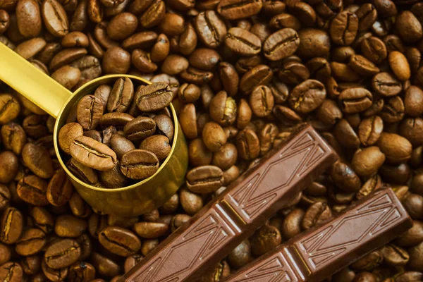 Koffiebonen Een Maatlepel Chocolade Een Achtergrond Van Vers Gebrande Koffie — Stockfoto
