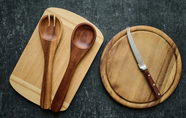 Wooden Spoons Tomato Knife Cutting Boards Top View — Stock Photo, Image