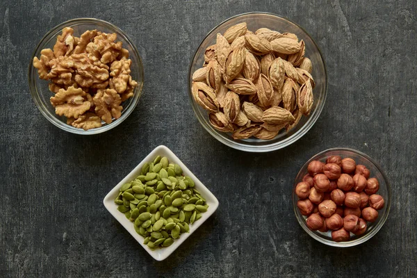 Nueces Cuencos Vidrio Semillas Calabaza Peladas Sobre Fondo Gris Dieta —  Fotos de Stock