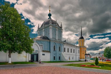 Kolomna, Rusya - 09 Haziran 2018: Hiyerarşik Ücretler ve Pokrovskaya, Eski Kutsal Trinity Novo-Golutvin Manastırı Kilisesi