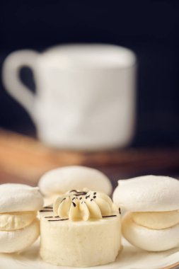 Sufle ve kremalı pasta, yakın çekim, keskinliğin yüzeysel derinliği