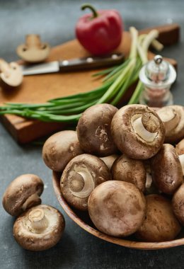 Tahta bir kasede taze şampiyon mantarları, yakın plan, keskinliğin yüzeysel derinliği