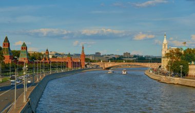 Moskova, Rusya - 18 Ağustos 2013: Güneşli bir yaz akşamında Moskova Merkez, Rusya. Moskova Nehri ve Moskova Kremlin manzaralı. Moskova 'da seyahat ve tatil kavramı