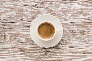 Kahveli espresso, ahşap masa, üst manzara.