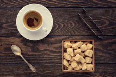 Espresso kahve ve kamış şekeri ahşap kutuda, üst manzara, düz uzanma