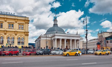 Moskova, Rusya - 07 Mayıs 2021: Üç Tren İstasyonu Meydanı 'ndaki Moskova Lenin metrosunun komsomolskaya istasyonu giriş ve giriş salonu