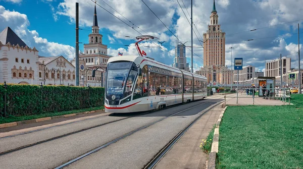 Moskau Russland Mai 2021 Stadt Moderne Straßenbahn Auf Einer Straße — Stockfoto