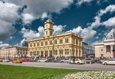 Moskova, Rusya - 07 Mayıs 2021: 1849 'da Komsomolskaya Meydanı' nda kurulan Moskova Leningradsky tren istasyonunun inşaatı, mimari anıt, eğlence, Saint PetersburgMoscow Demiryolu