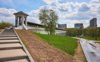 Moskova, Rusya - 07 Mayıs 2021: Yauza Nehri üzerindeki Rostokinsky su kemeri veya Millionny köprüsünün görüntüsü, 1783-1784 yılları arasında İmparatoriçe II.