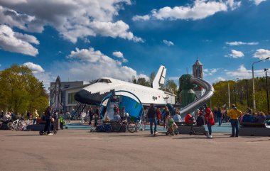 Moskova, Rusya - 07 Mayıs 2021: Uzay gemisi Buran 'ın modeline yakın çocuklar için eğlence alanı, Ulusal Ekonominin Başarı Sergisi