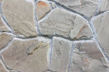 Doğal taşla kaplanmış eski bir duvar.