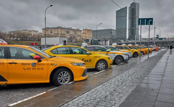 Moskova Rusya Nisan 2021 Şehir Merkezindeki Otoparkta Sıra Sıra Taksi — Stok fotoğraf