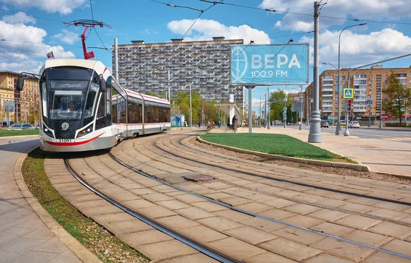 Moskau Russland Mai 2021 Stadtverkehr Moderne Straßenbahn Auf Einer Straße — Stockfoto