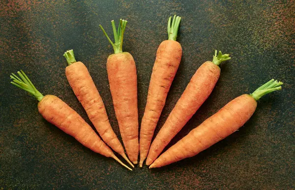 Healthy Eating Orange Ripe Carrots Lie Semi Circle Dark Background — Stockfoto