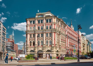 2003 'te Moskova, Rusya - 26 Mayıs 2021' de inşa edilen modern Myasnitskaya Plaza iş merkezi manzarası