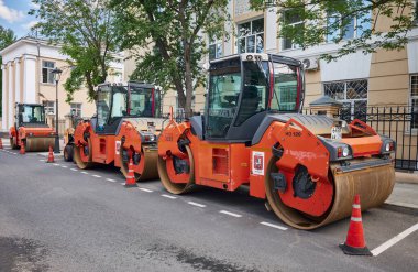 Şehir sokaklarında asfalt kaldırım, inşaat ve onarım ekipmanlarına hazır ağır vibratörler var: Moskova, Rusya - 26 Mayıs 2021