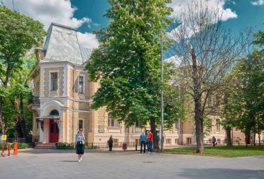 1900 'de Moskova, Rusya - 26 Mayıs 2021' de inşa edilen Vysotsky Çay Üreticilerinin eski evinin manzarası.