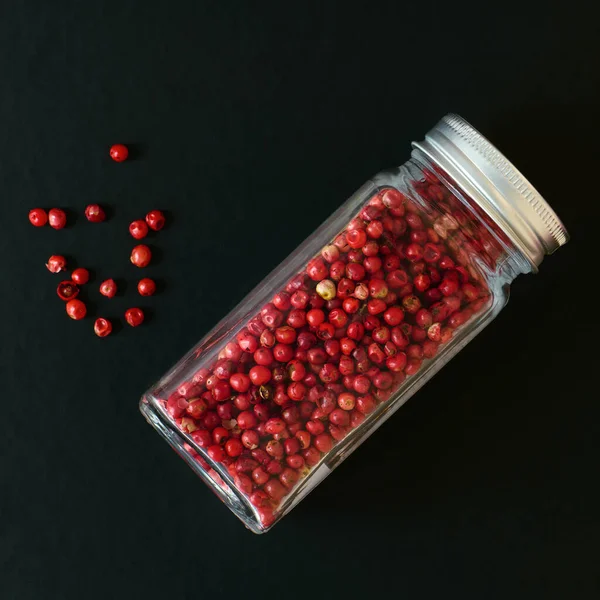 Especias Pimientos Rosados Frasco Transparente Sobre Fondo Negro Poca Profundidad —  Fotos de Stock