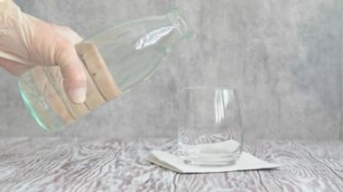 Şişeden cama su dökmenin yavaş hareketi